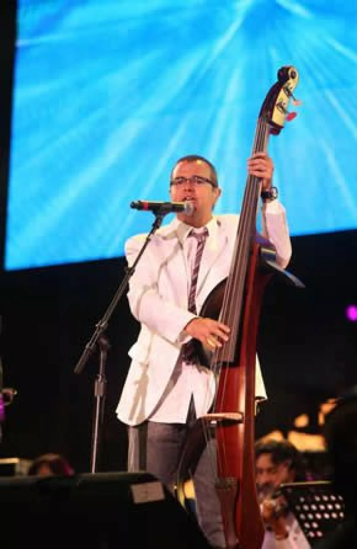 El músico mexicano cerró con un emotivo concierto la primera gala del premio UNICEF.
