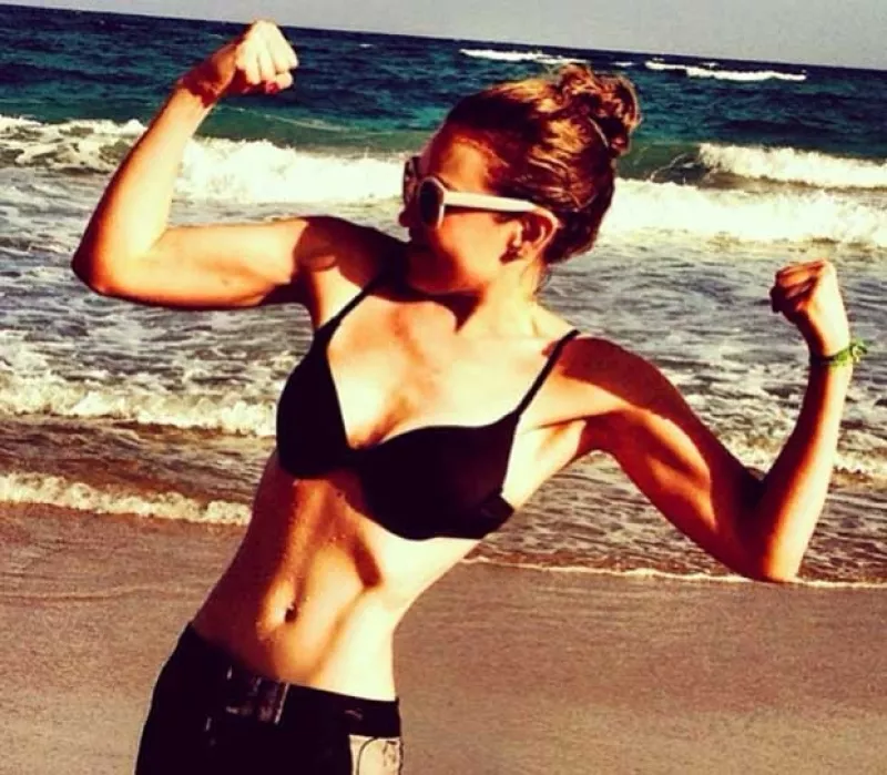 La cantante mexicana se despidió de Nueva York hace un par de días, y aunque no reveló su destino si dio algunas pistas con estás imágenes donde deja al descubierto su perfectos abs.