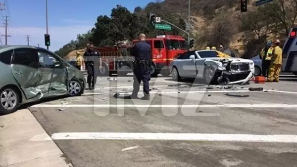 La matriarca del clan Kardashian resultó lesionada luego de que fuera impactada por un auto que se pasó el alto en Calabasas, California.