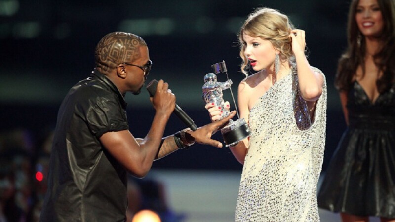 El incómodo momento que Kanye hizo pasar a Taylor Swift en los MTV Video Music Awards del 2009.
