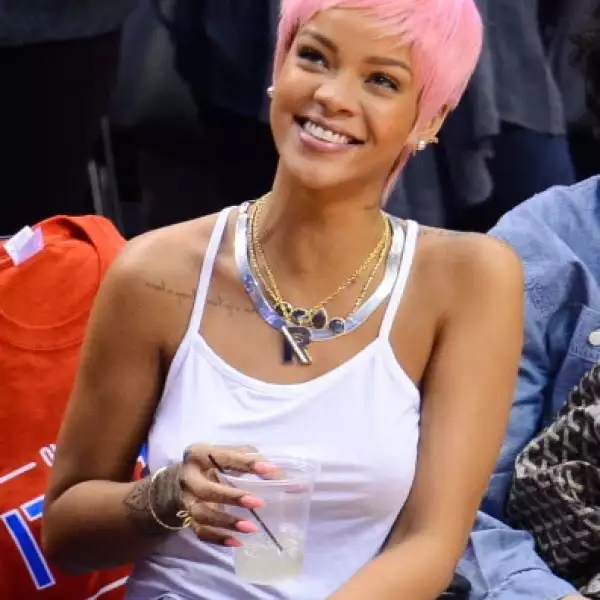 Rihanna nos sorprendió con este color rosa pálido y un corte muy marcado.