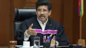 VIDEO: Colaboradores le limpian los zapatos a Hugo Aguilar, presidente de la SCJN 