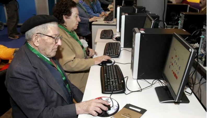 Ancianos prueban internet