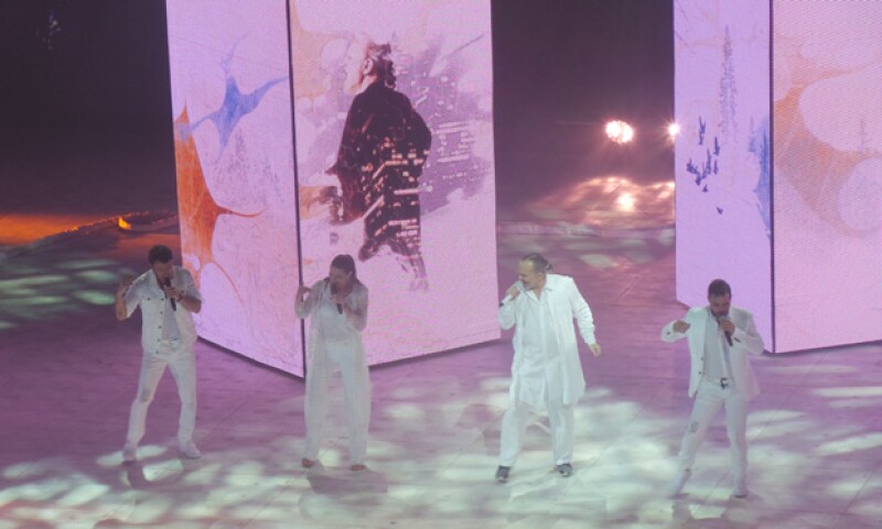 Bosé y sus tres incondicionales coristas Helen, Tomy y Carlos.