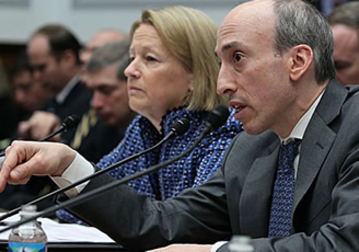 La presidenta de la SEC, Mary Schapiro, con Gary Gensler, quien preside la CFCT. (Foto: CNNMoney.com)