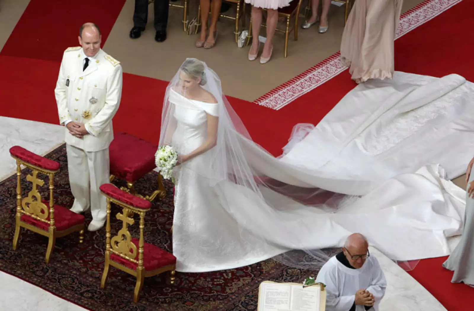 Alberto viste de blanco, con el uniforme de verano de coronel del Cuerpo de Carabineros del Príncipe, cargo que ostenta desde 1986.