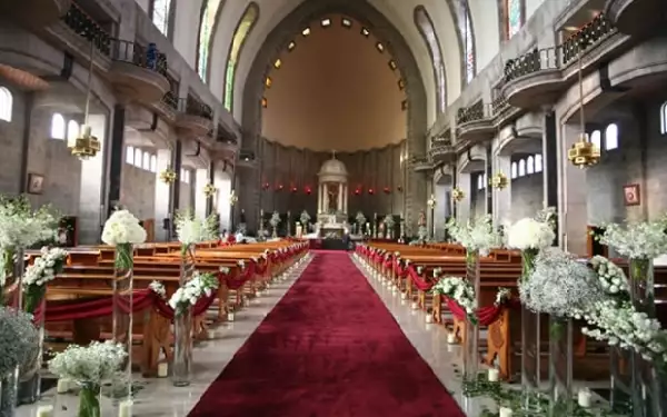 La iglesia lució con flores blancas y mini orquideas.
