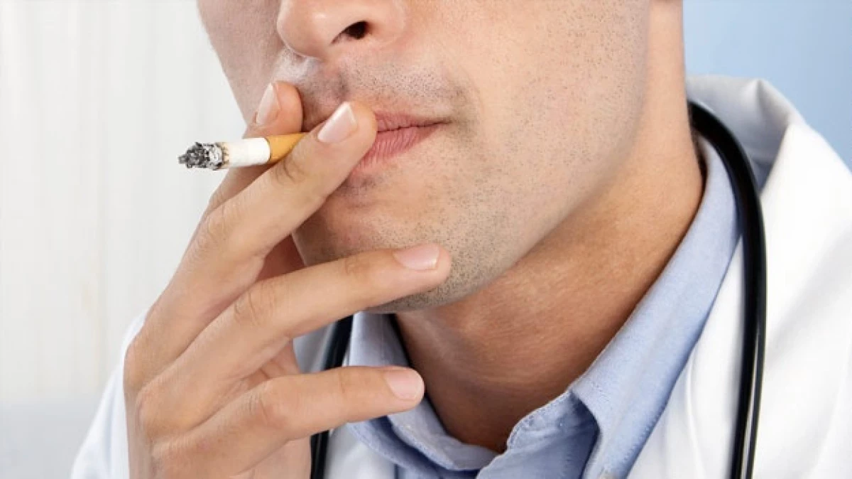doctor fumar salud hipocrecia