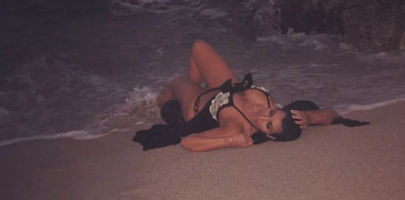 No crean que para ejercitarse, ¡no! Ahora la empresaria decidió subir una foto de ella posando en el mar en un bikini negro y exaltando sus curvas.