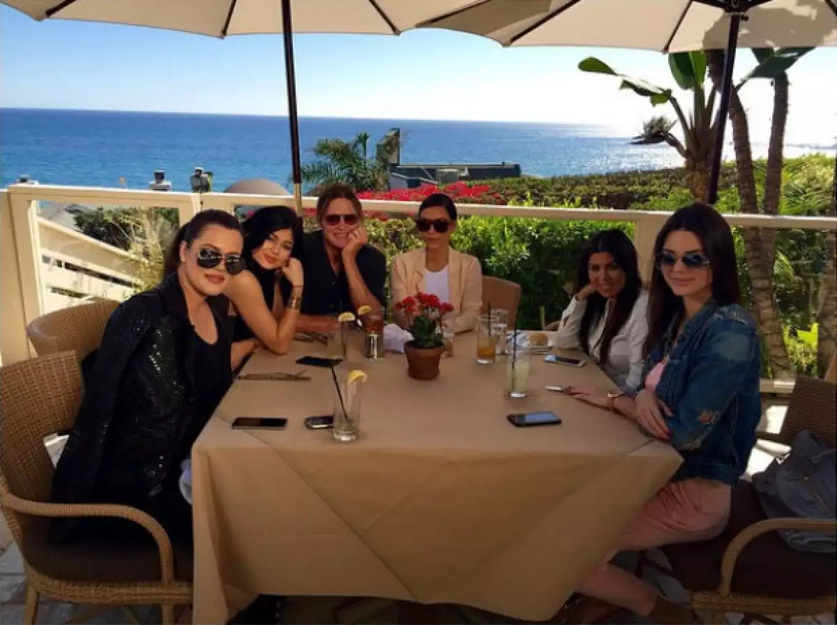 Bruce Jenner celebró su cumpleaños con las mujeres de su vida.