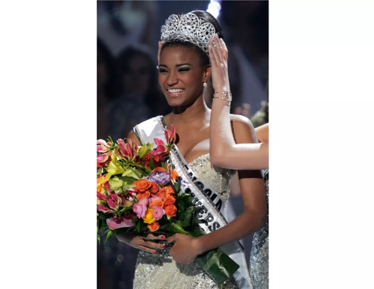 Leila le dio la primer corona de Miss Universo a Angola.