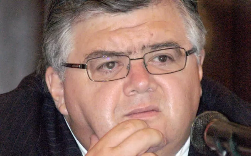 El secretario de Hacienda Agustín Carstens  informó que la inversión caerá 30%, además, el gasto para el próximo año será menor al de 2009, ante la caída de los ingresos públicos.