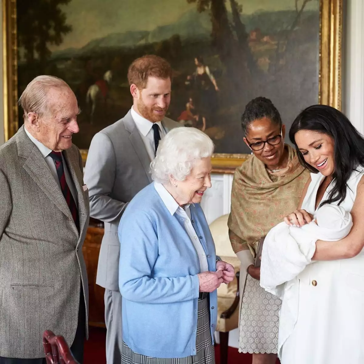 Reina Isabel y Archie Harrison 