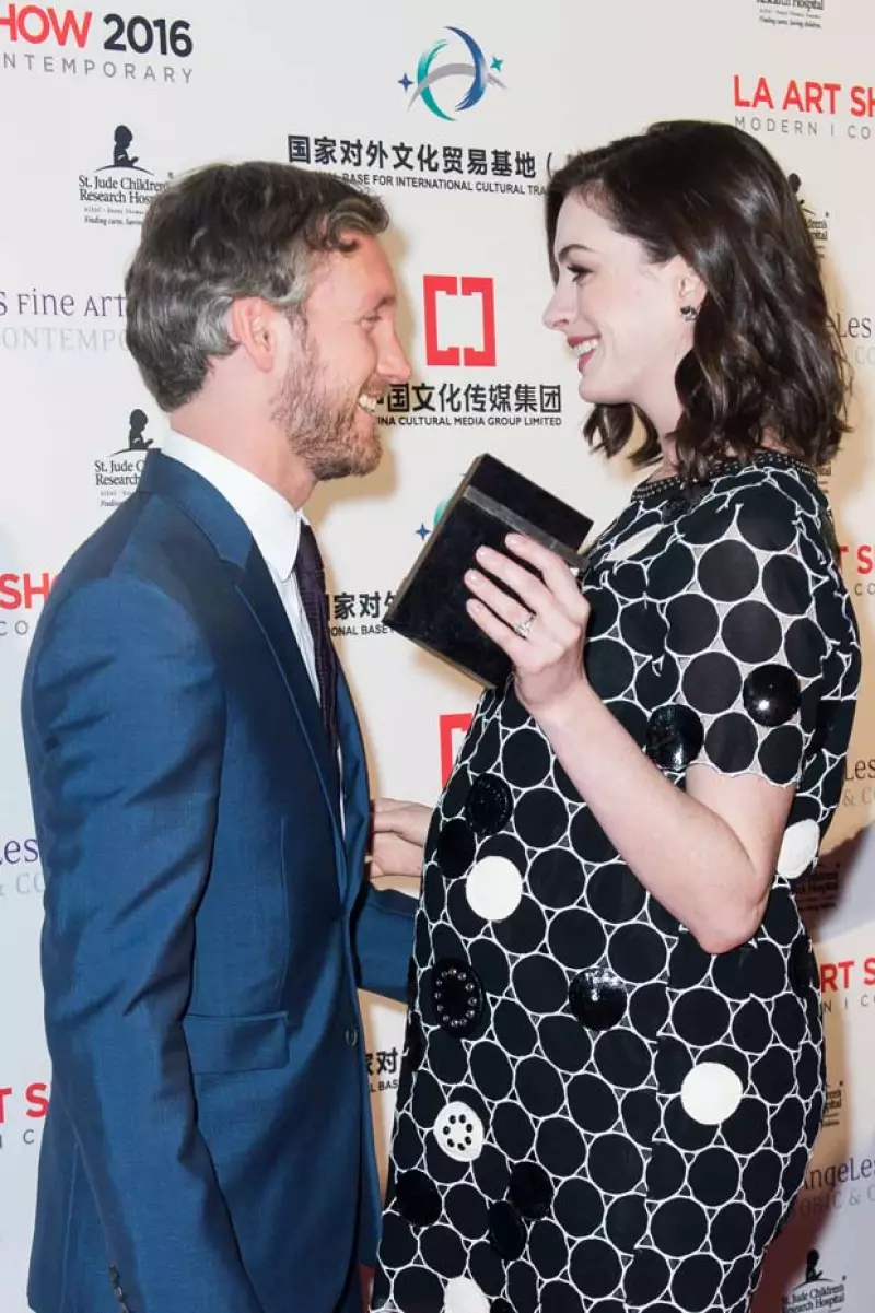 E!Online asegura que la actriz y su esposo, Adam Shulman, le han dado la bienvenida a su primer bebé hace un par de semanas.