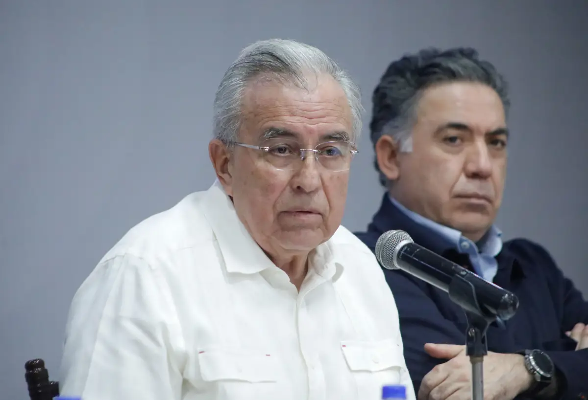 Enrique Inzunza Cázarez, exsecretario de Gobierno en la administración de Rubén Rocha Moya y actual senador de la República, junto con el gobernador con licencia de Sinaloa. Ambos acusado de vínculos con el narcotráfico. 