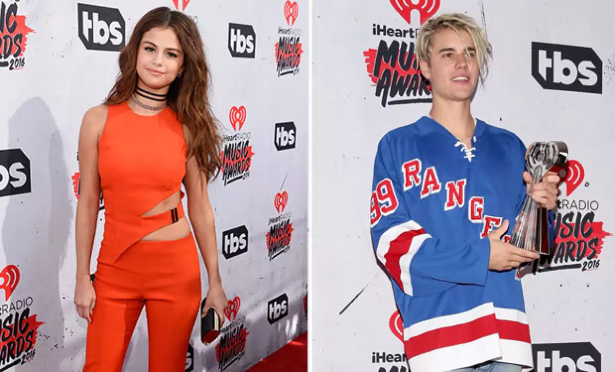 Aunque se dice que los ex no se dirigieron la palabra en los iHeartRadio Awards, ella se unió a la ovación cuando Justin recibió el premio a 'Artista Masculino del Año'.