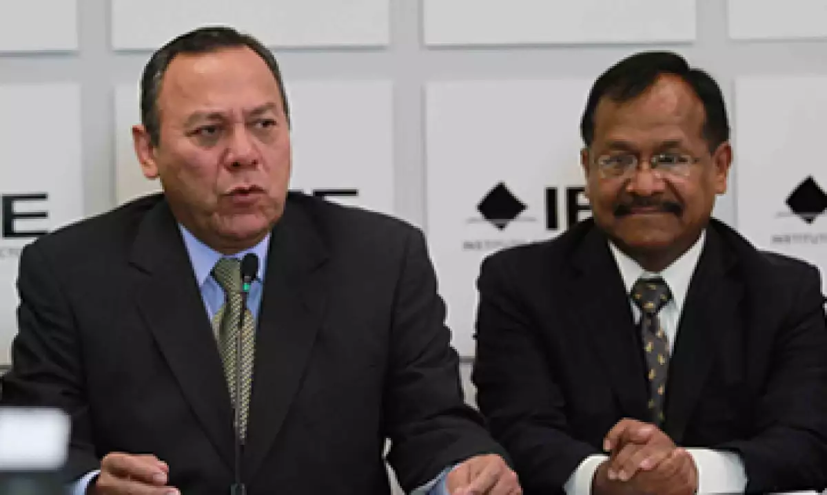 El líder del PRD, Jesús Zambrano y el representante del partido frente al IFE, Camerino Márquez discutieron con los consejeros electorales la multa contra su partido. (Foto: Notimex)