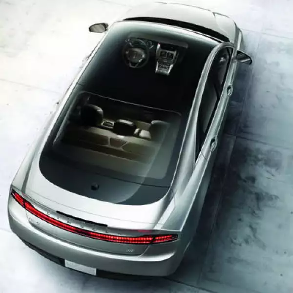 El MKZ 2013 cuenta con un toque de modernidad en su diseño y contiene un toldo de cristal corredizo.