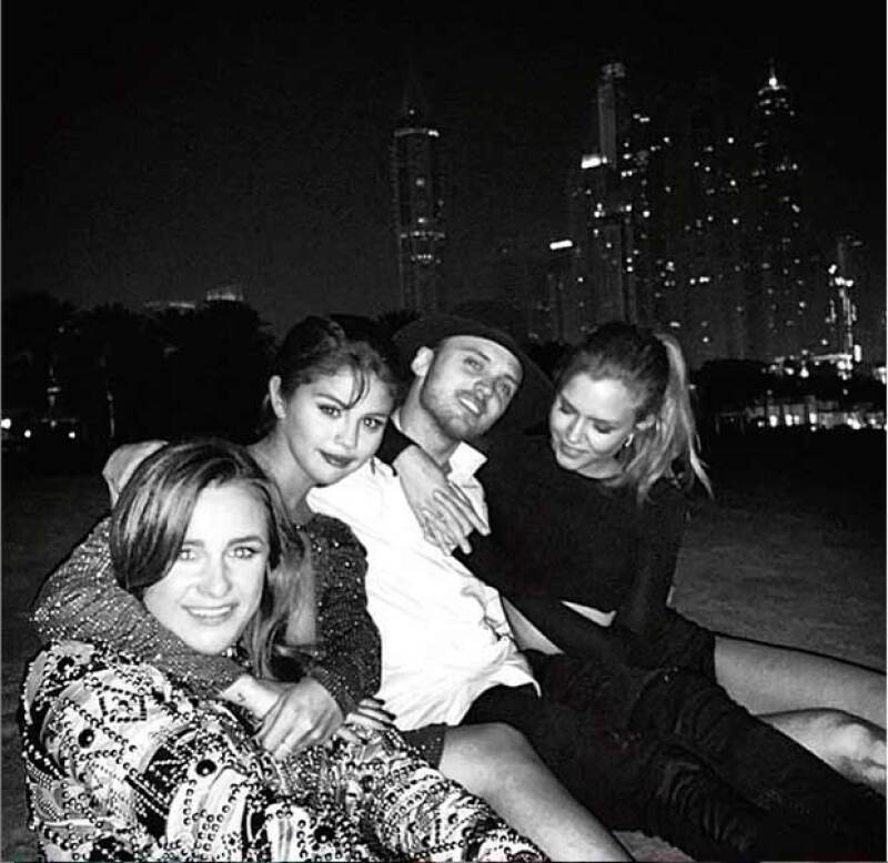 Selena pasó el Año Nuevo con el cantante y su novia en Dubai.