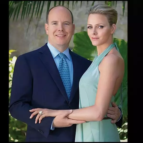 El Príncipe Alberto de Mónaco, de 52 años, se comprometió con Charlene Wittstock, 32, según un comunicado que dio a conocer el Palacio Real de Mónaco el 23 de junio de 2010.