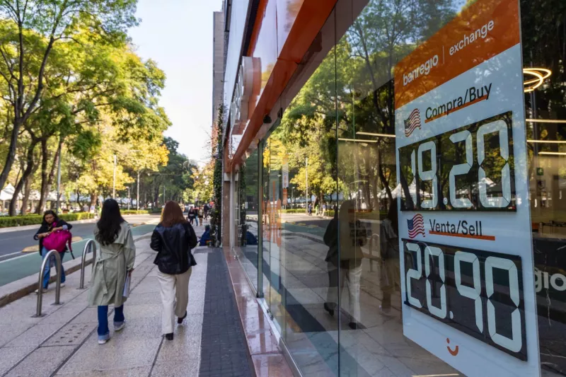 Peso se aprecia por datos económicos de EU