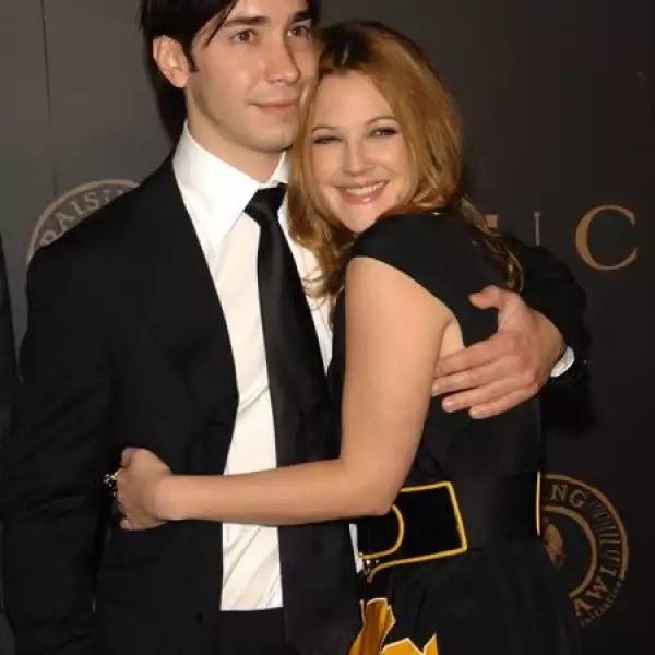 Hace algunos días, se confirmó que Justin Long y Drew Barrymore habían regresado, tras ser vistos muy cariñosos en un restaurante en Hollywood. La pareja se había separado en 2008.