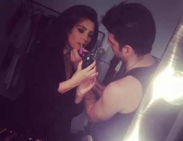 Kim a través de Twitter publicó fotos del detrás de cámaras.