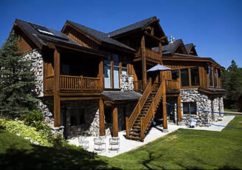 Entre la montaña y la campiña se encuentra esta lujosa clínica de rehabilitación.  (Foto: CNNMoney.com)