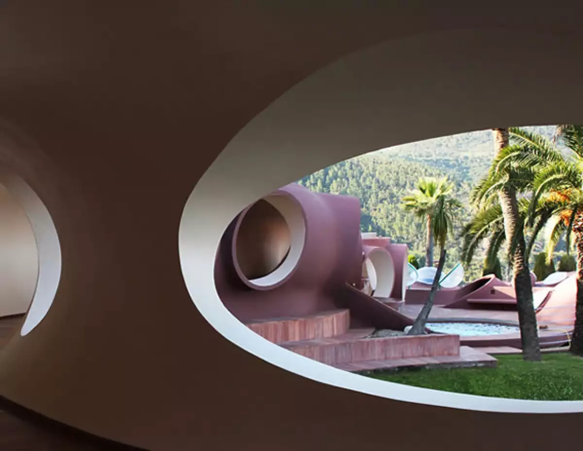 Se llevó a cabo en la casa de Pierre Cardin.