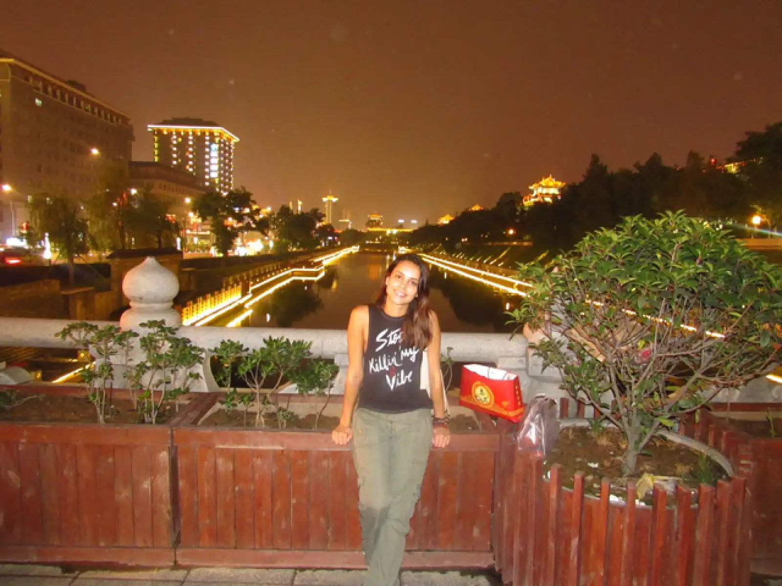 La actriz frente al romanticismo de la noche en China.