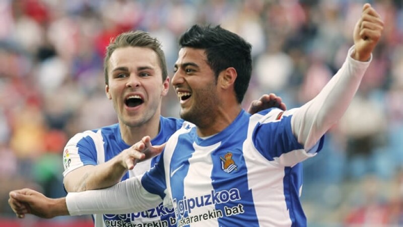 Carlos Vela celebra un gol con la real sociedad