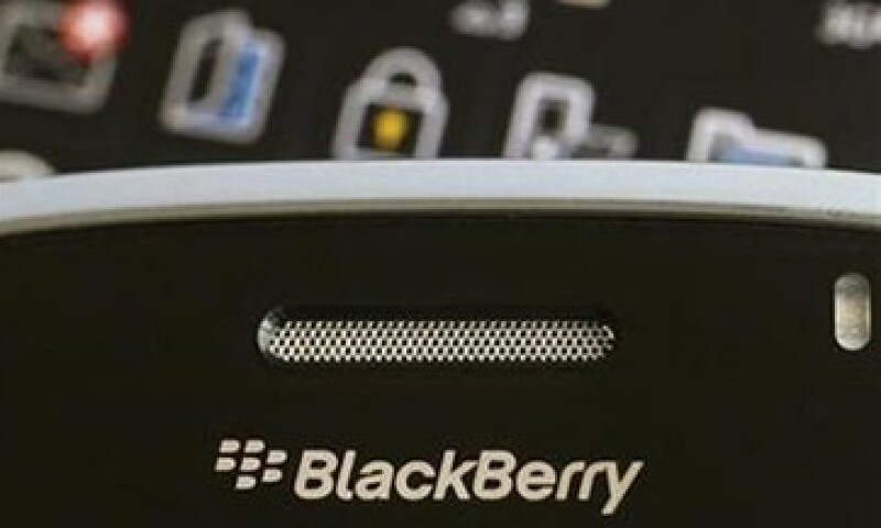 Los teléfonos BlackBerry podrían fortalecer las relaciones entre Google y los operadores de telefonía móvil. (Foto: Reuters)