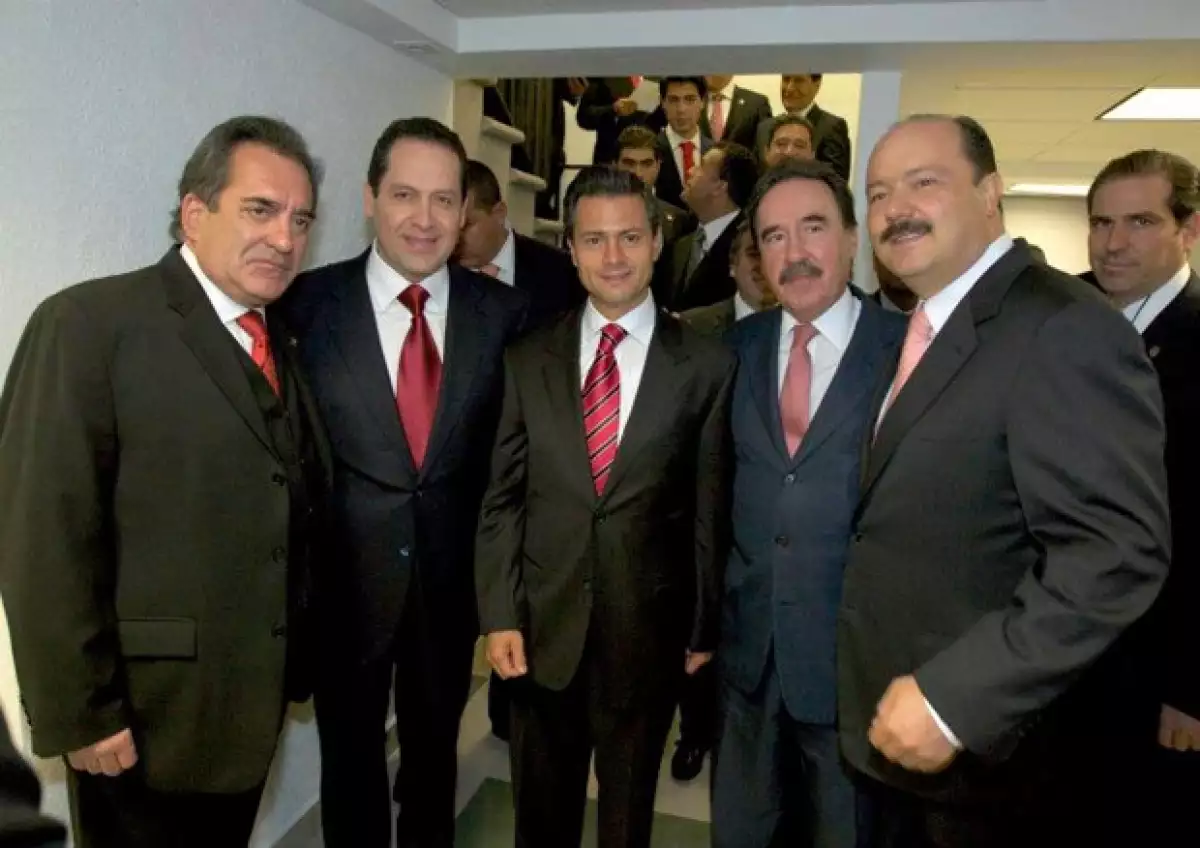 Enrique Peña Nieto y Eruviel Ávila durante la toma de protesta.