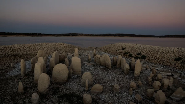 El dolmen de Guadalperal, también conocido como el Stonehenge español, se ve debido al retroceso de las aguas del embalse de Valdecañas en las afueras de El Gordo, España.