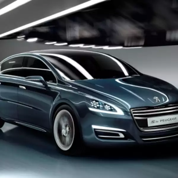 El diseño está basado en la búsqueda de volúmenes perfectamente puros y equilibrados. Las líneas de la carrocería de tres cuerpos se encadenan sin rupturas del inicio del capó hasta el maletero.