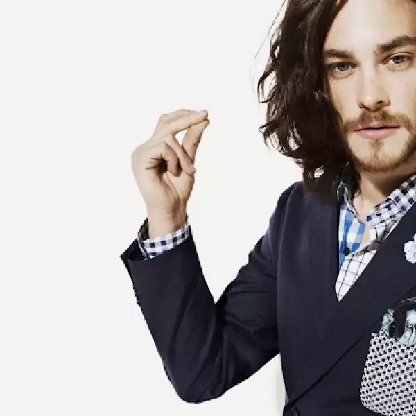 La firma italiana presentó su nueva colección de primavera/verano, con variedad de colores como azul, verde, rojo, amarillo, entre otros.