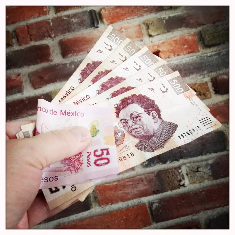 El dólar cotiza en 17.90 en ventanillas bancarias.