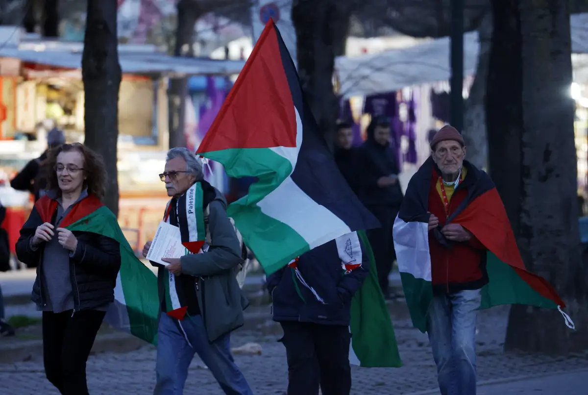 Fiorentina contra Maccabi Haifa - Stadio Artemio Franchi, Florencia, Italia - 14 de marzo de 2024 se ve a la gente con banderas palestinas fuera del estadio antes del partido