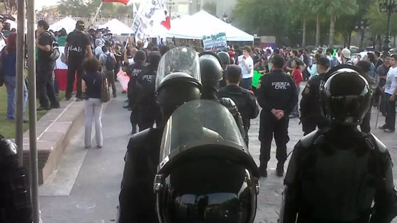 policias granaderos en marcha de yosoy132
