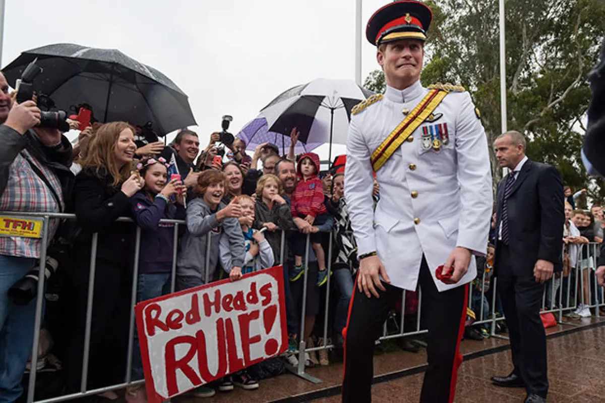 El príncipe Harry está preocupado al no parecer príncipe de cuento de hadas.