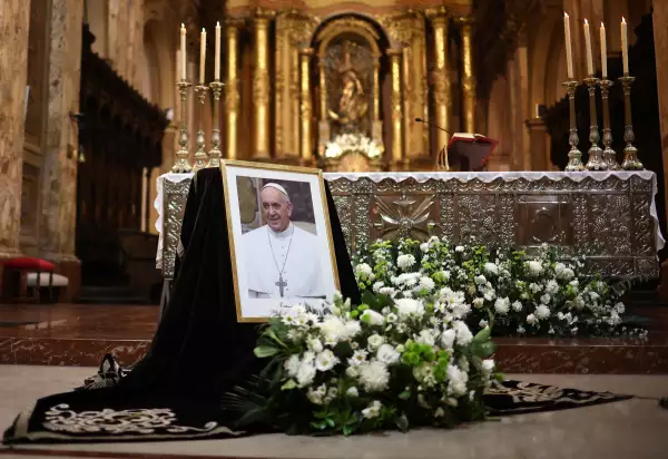 Una foto del Papa Francisco se muestra dentro de la Catedral Metropolitana de Buenos Aires antes de una misa, después de que el Vaticano anunciara su muerte, en Buenos Aires, Argentina, el 21 de abril de 2025. REUTERS/Agustin Marcarian