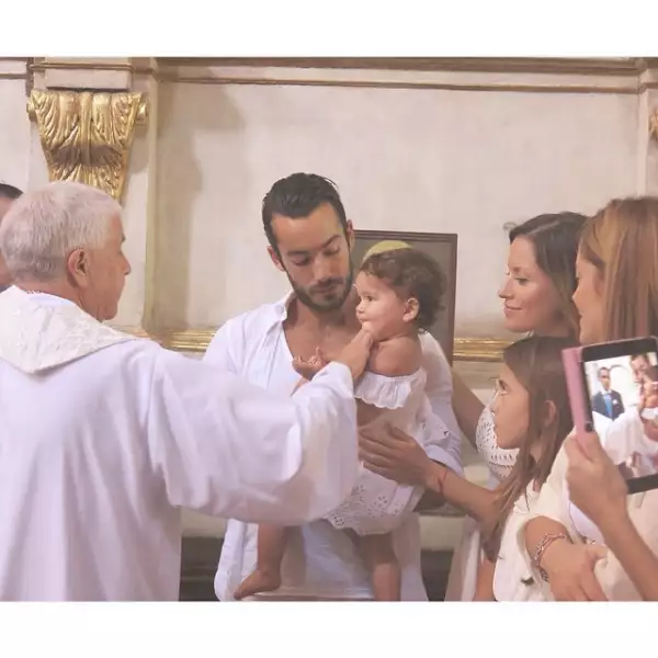 Erin pareció estar muy entretenida durante todo el evento, durante el cual sus familiares aprovecharon para tomarles fotos.