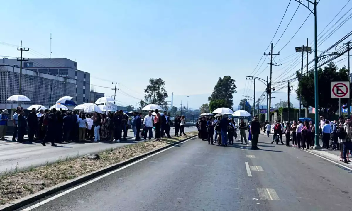Trabajadores del INAI bloquean Avenida Insurgentes