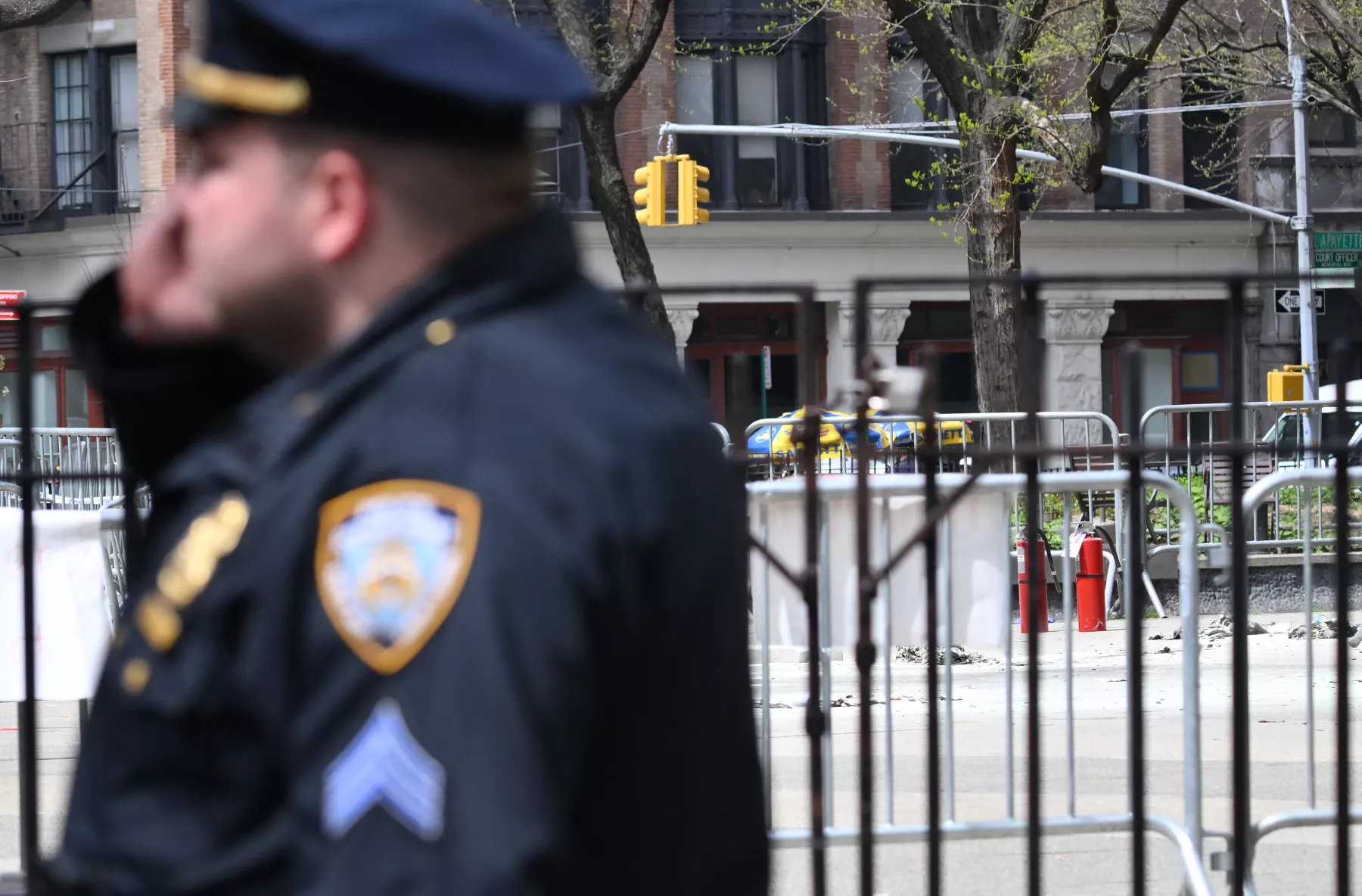 Hombre se prende fuego frente al tribunal donde Donald Trump sigue su juicio