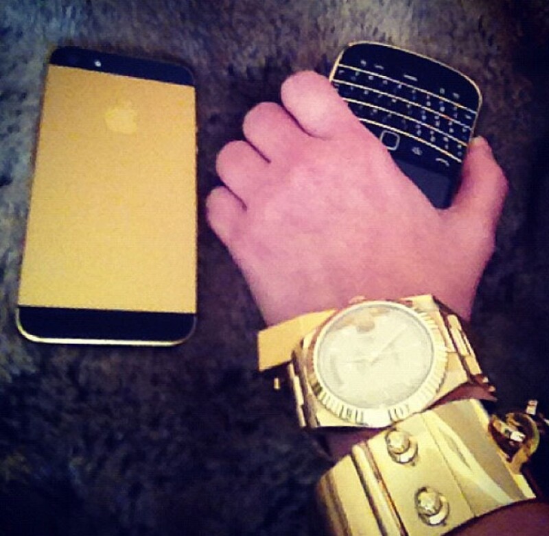 Hasta su IPhone es color oro.