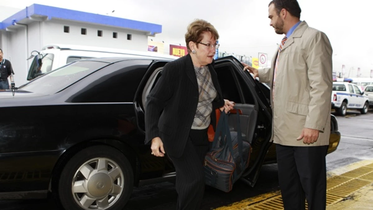 embajadora de EU en ecuador abandona el pais