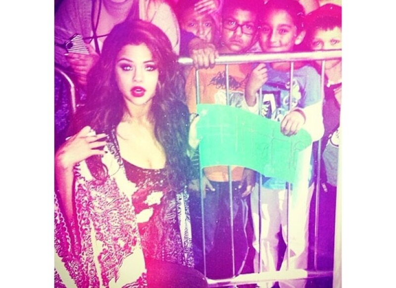 Una de las cosas favoritas de Selena es tomarse fotos con sus seguidores.