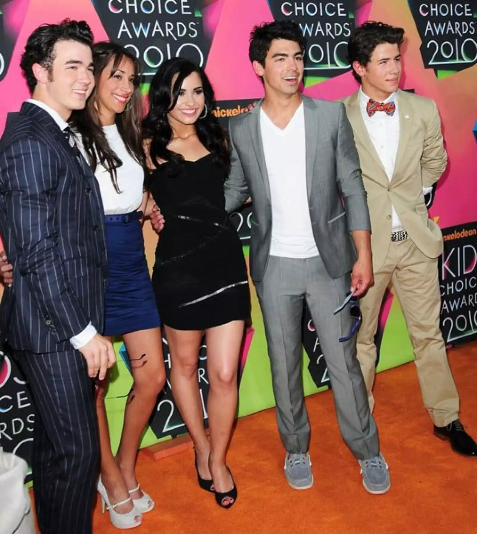 Kevin Jonas acudió junto a su esposa Danielle Deleasa y Joe Jonas lo hizo muy bien acompañado por su actual pareja, la cantante y actriz Demi Lovato. Mientras que Nick Jonas llegó solo.