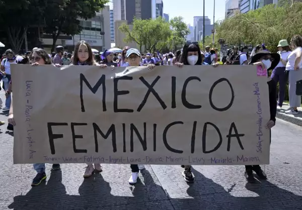 marcha-pancarta-mexico-feminicida