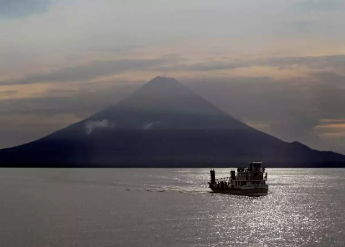 Lago Nicaragua con el Volc�n Concepci�n en el fondo, en la isla Ometepe